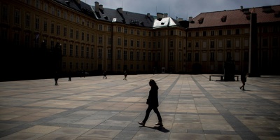 Los casos de COVID semanales en el mundo bajan por primera vez desde febrero