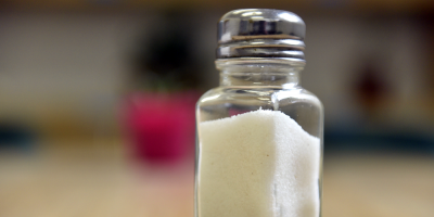 OMS quiere reducir el consumo de sal global, que duplica sus recomendaciones
