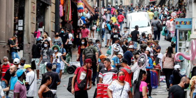 Bolsonaro avisa que puede actuar por decreto contra restricciones por covid