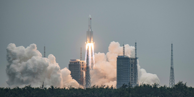 China considera "altamente improbable" que los restos del cohete causen da�os