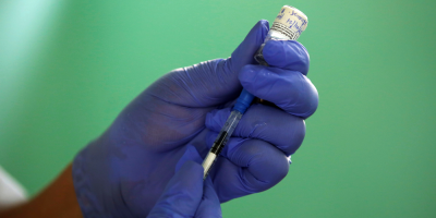 Inyectan por error seis dosis de la vacuna de la covid a una joven italiana