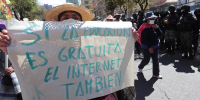 Multitudinaria marcha de padres en Bolivia pidiendo internet para sus hijos