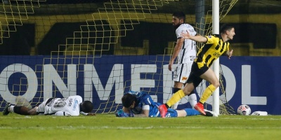 Pe�arol con pie y medio en octavos de final