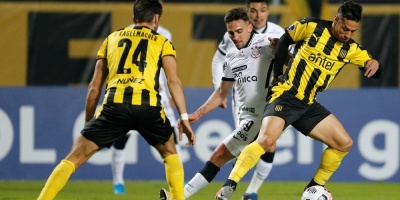 Pe�arol visita a River