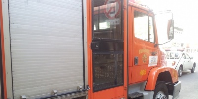 Un vor�z incendio arras� una casa ubicada en la calle Isla de Flores