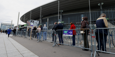 La autoridad sanitaria francesa pide vacunar a los adolescentes por etapas