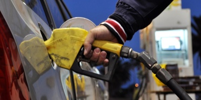 El gobierno analiza una suba de los combustibles