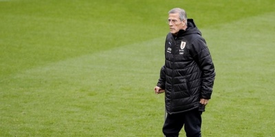 "Si seguimos as�, vamos a tener que poner un VAR del VAR porque no puede ser" dijo Tab�rez� tras el empate 0-0 ante Paraguay"