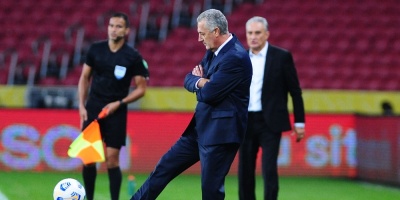 Gustavo Alfaro, molesto con el arbitraje y el VAR tras perder contra Brasil