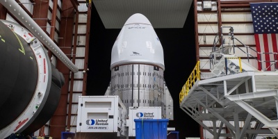 La c�psula Dragon con m�s de 3.000 kilos de carga se acopla a la EEI