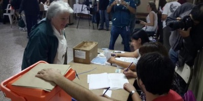 Topolansky dijo que "es una lastima" la lluvia durante la jornada electoral
