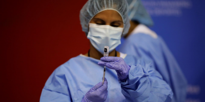 Casos semanales globales de COVID-19 bajan por sexta semana consecutiva