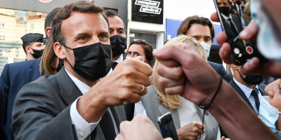 Macron mantendr� sus contactos directos con la poblaci�n pese a la bofetada
