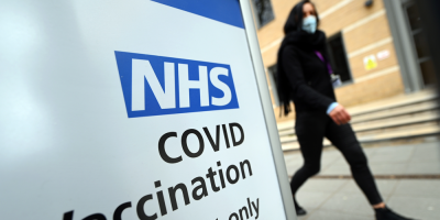 Reino Unido planea obligar a vacunarse a empleados de residencias de ancianos