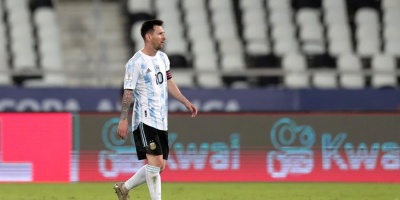 Messi le regala una camiseta a la legendaria ajedrecista Nona Gaprindashvili