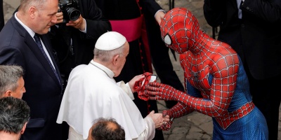 El papa saluda a "Spiderman" en el Vaticano