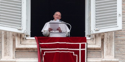El papa pide invertir y "no esconder la plata en parasos fiscales"