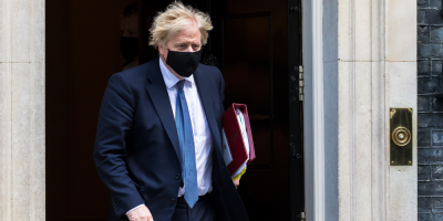 Johnson apelar a responsabilidad personal al levantar ltimas restricciones