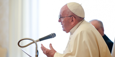El papa evoluciona bien y todas las pruebas "han resultado negativas"