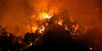 Casi 3.000 bomberos batallan el incendio ms grande del ao en California