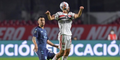 Racing enmienda el error del meta Arias y logra empatar en Sao Paulo