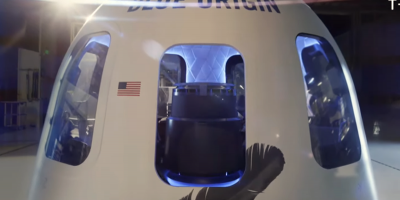 Jeff Bezos realiza el primer viaje tripulado de su compa��a al espacio