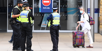 Londres recalca que el aislamiento de contactos de positivos es "crucial"