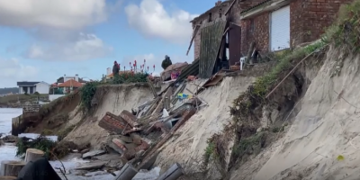 Olas derrumbaron casa en Costa Azul