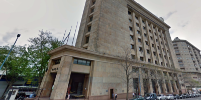 Manifestantes tiraron una bomba de estruendo contra despacho del ministro de Industria