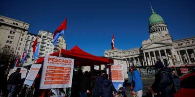 "Pescadazo" frente al Congreso argentino por hist�rica bajada del r�o Paran�