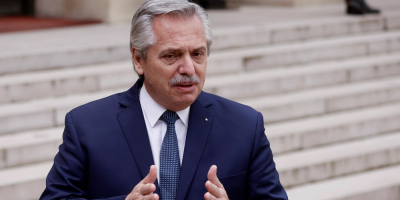 Gobierno argentino admite "error" por reuni�n social en confinamiento