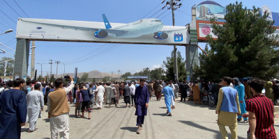 Miles de personas desesperadas desatan el caos en el aeropuerto de Kabul