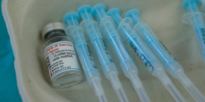 El Reino Unido aprueba el uso de la vacuna de Moderna entre los 12 y 17 a�os