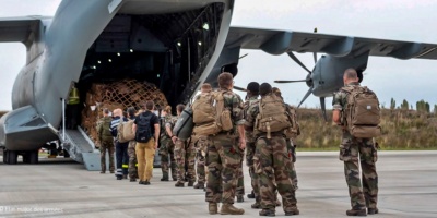 El caos hace casi imposible el acceso a los vuelos de evacuaci�n en Kabul