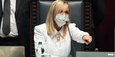 Cruce entre Argim�n y Andrade en el Parlamento: "C�llese la boca y siga con respeto"