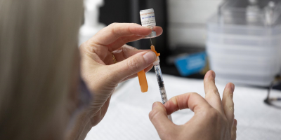 Tercera dosis tiene 86% de efectividad en mayores de 60, seg�n ensayo israel�