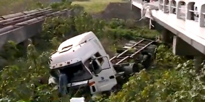 Un cami�n de gran porte veh�culo cay� del puente del Arroyo Pantanoso