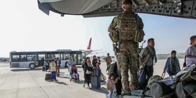 Miles acuden al aeropuerto de Kabul en v�speras del fin de la retirada