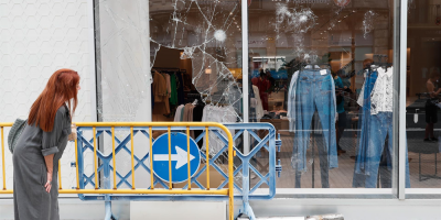 Detenidos y polic�as heridos en incidentes ante restricciones covid en Espa�a