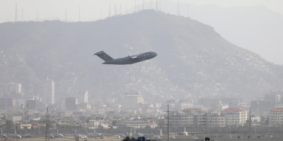 EEUU mantiene operaciones en el aeropuerto de Kabul tras ataque con cohetes