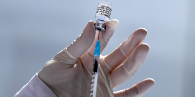 Francia donar� otros 10 millones de vacunas contra la covid para �frica