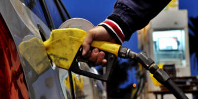 Duras cr�ticas de la oposici�n al gobierno por la baja en el precio de los combustibles