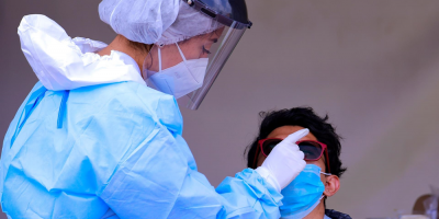 Los casos y muertes semanales por COVID se estabilizan pero suben en Am�rica