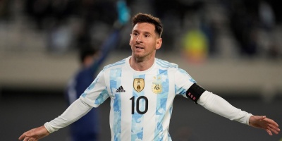 Messi anota triplete y supera a Pel�