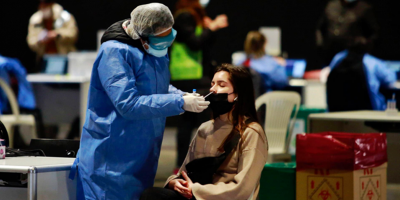 El infect�logo Julio Medina dijo que el brote en el Cl�nicas debe ser un llamado de atenci�n para los no vacunados porque la variante delta "va a ir" por ellos