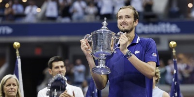 Medvedev supera la barrera de los 10.000 puntos