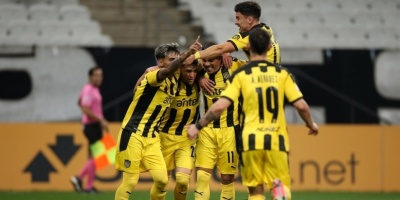 Agust�n �lvarez marca doblete