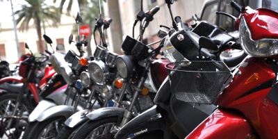 Motociclista adolescente con graves lesiones al protagonizar doble choque