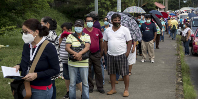 Filas en Nicaragua previo a la vacunaci�n de personas de 30 a�os en adelante