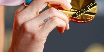 "The Queen's Gambit" gana el Emmy a la mejor serie limitada